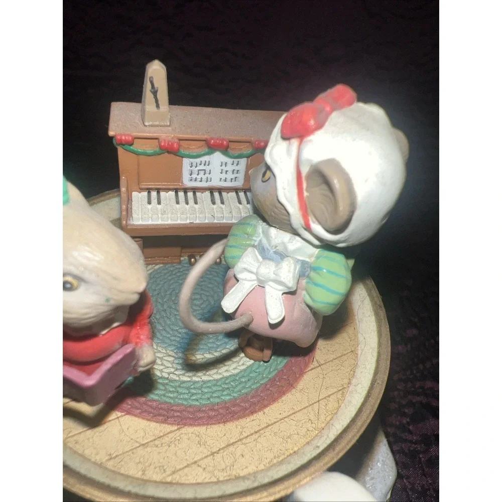 Enesco M. Gilmore designs, winter‎ wonderland, mini musical music box Mice Sled